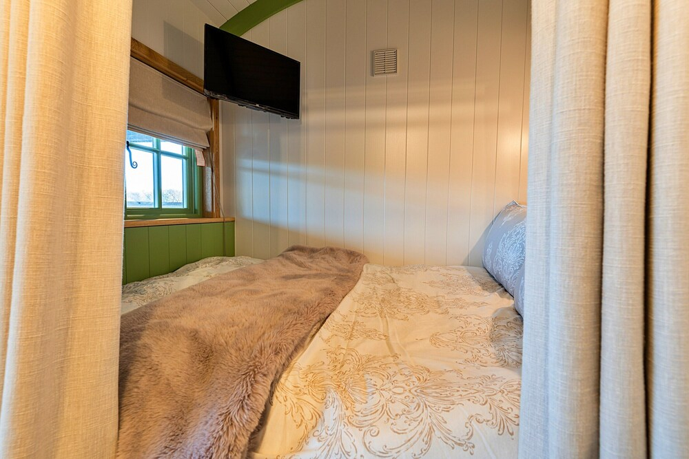 Shepherd's Hut in Devon by Scenic Lake