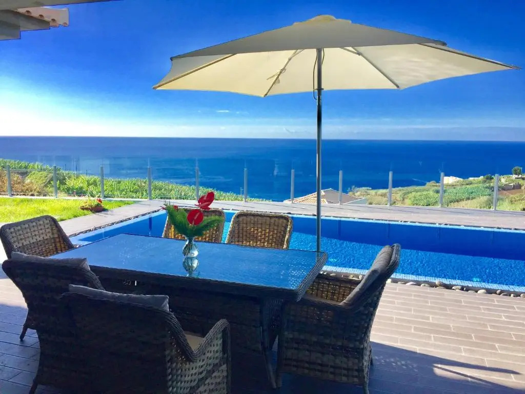 Villa Pinheira III heated pool