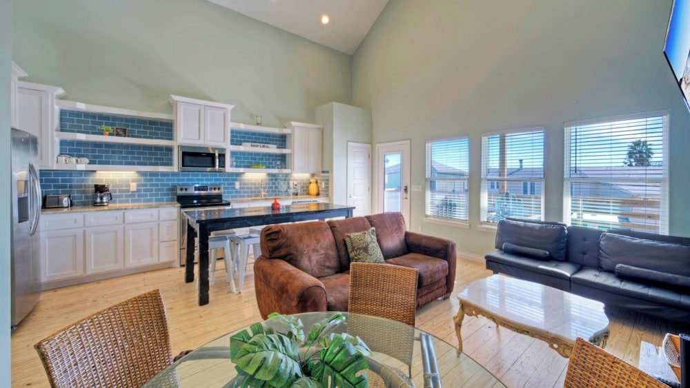 Sleeps 54, 4 Bayfront Homes Boat Dock, Waterfront Pool, Views Laguna Village