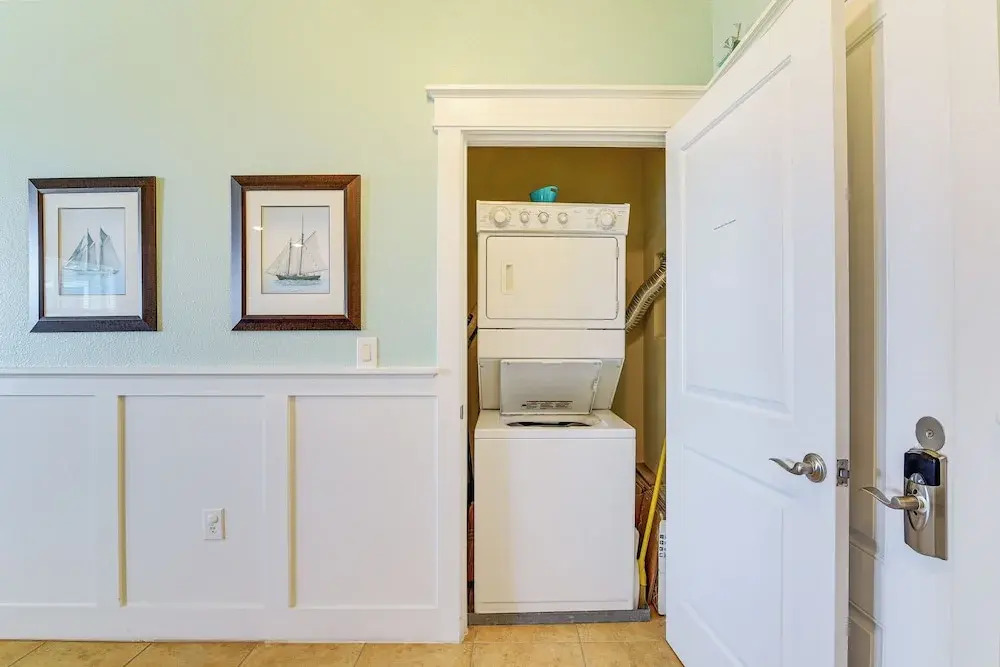 Walk to Beach: Condo w/ Bay View in Galveston