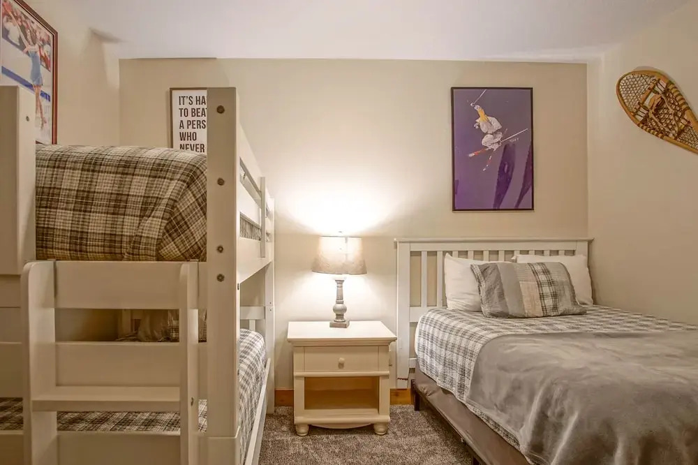 Whistlepunk # 28: 2 Bedrooms, 2 Full Baths: Slope Side. Wood Fireplace. Central Location