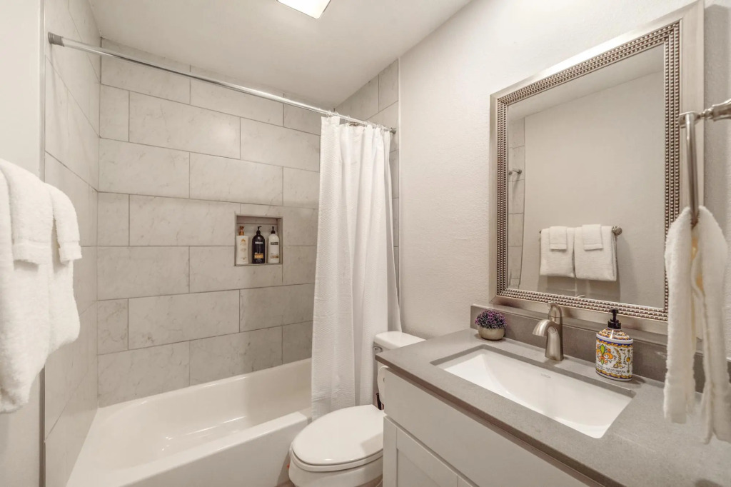 Stylish 1BR Near UT Brentwood Evonify