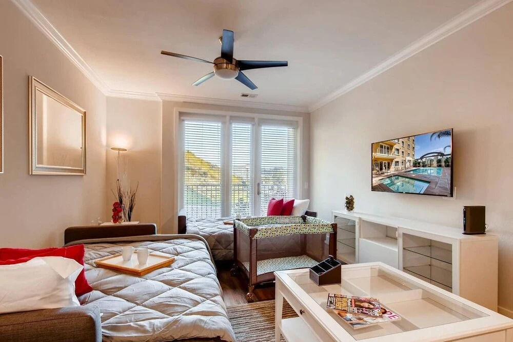 Gorgeous San Diego 2BR/2BTH With Fast WIFI & Free Parking! (FV3)