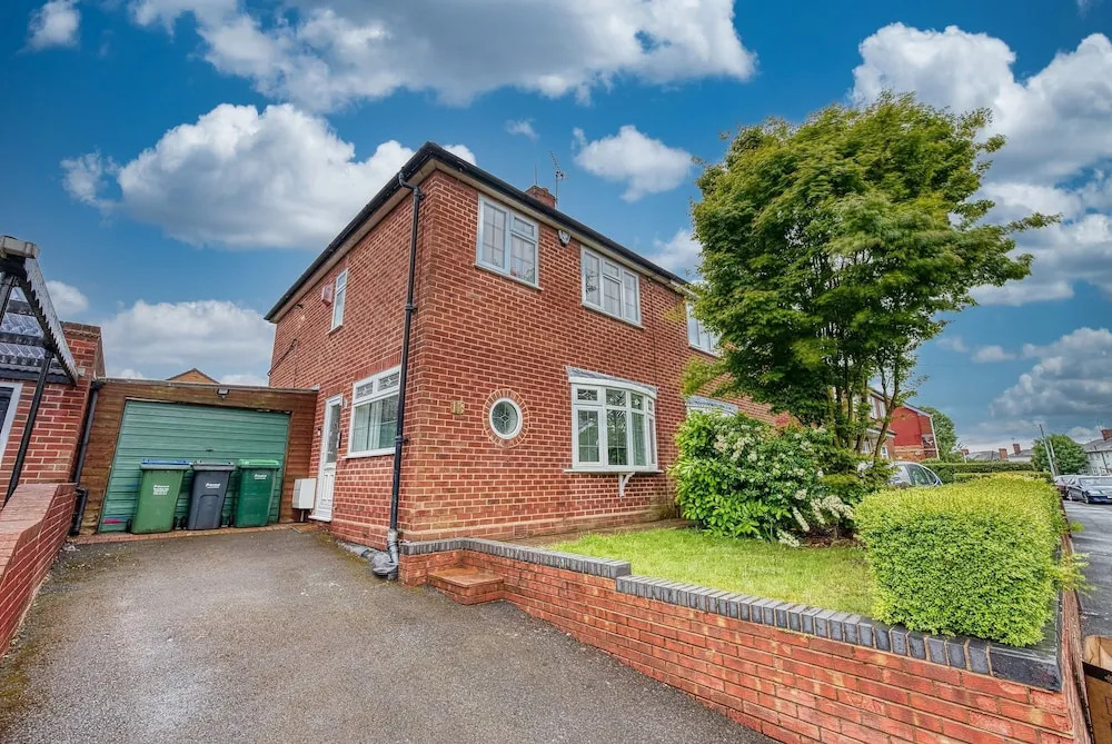 Modern 3BR House Wednesbury Garage