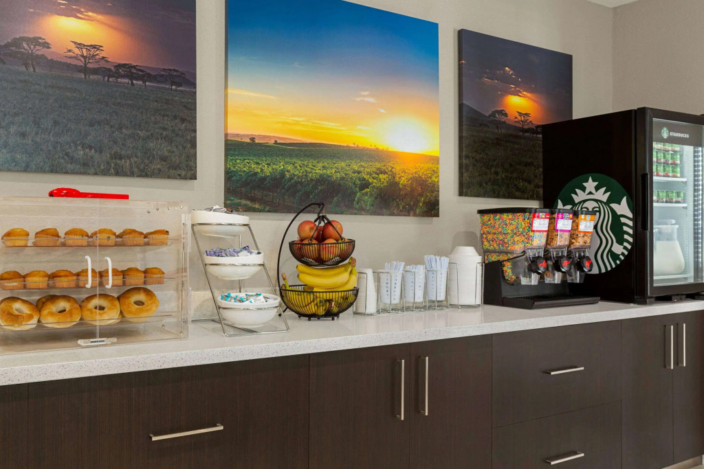 Days Inn & Suites by Wyndham Tomball Houston NW