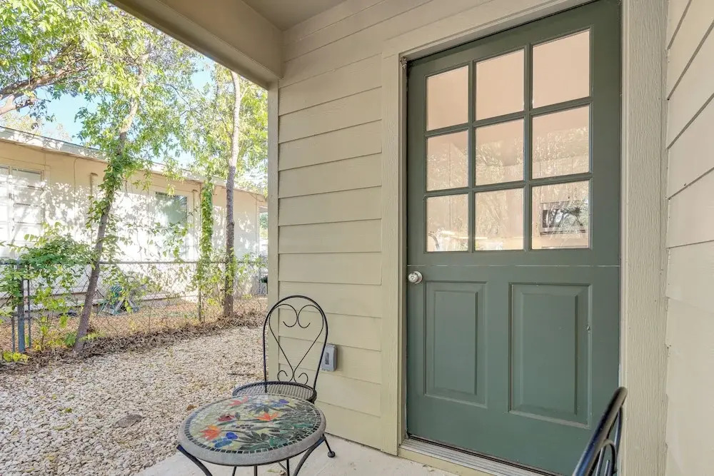 4 Mi to UT Austin: Bright & Modern Family Home