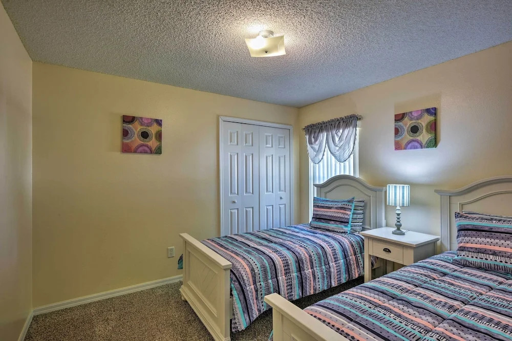 Cozy Nook Villa w/ Pool: 10 Mi to Park Entrance!