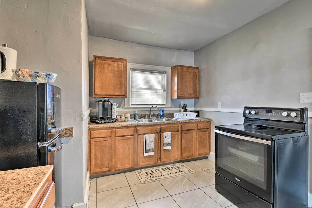 Detroit Apartment - 5 Mi to Downtown!