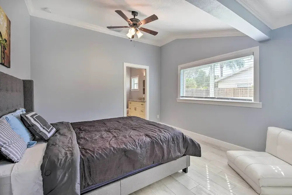 3 Mi to Dtwn Bradenton: Home w/ Yard!