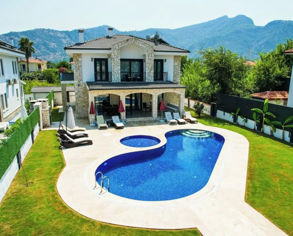 Villa-Sleeps 9-Parking-Pool-Bbq-Hot tub-Pets