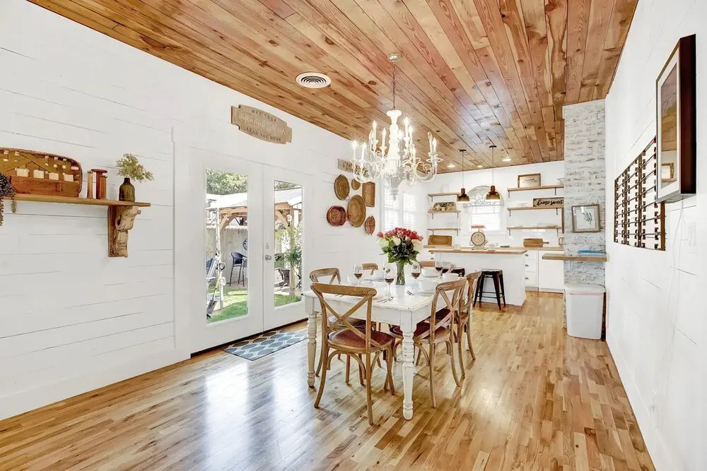 Luxury Home Near Main With Hot tub
