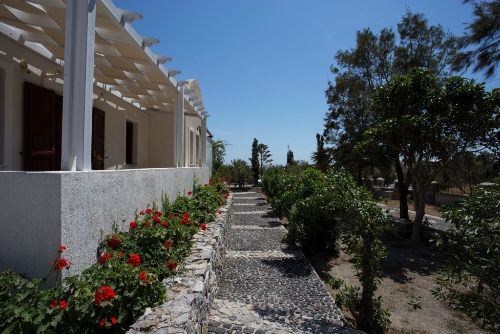 Birds Villa Apartments with Heated Pool - Including Car and Breakfast