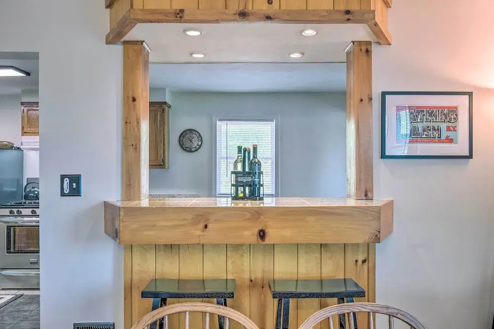 Watkins Glen Lakeview Cottage w/ Waterfall!