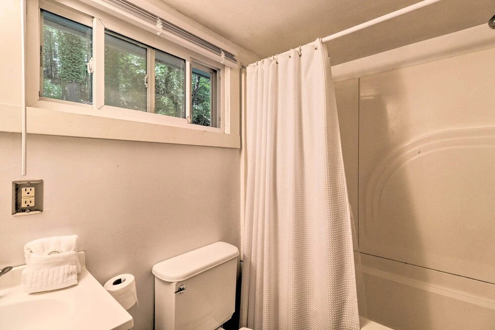 'lil Red Hen' Cottage in the Boone Area w/ Hot Tub