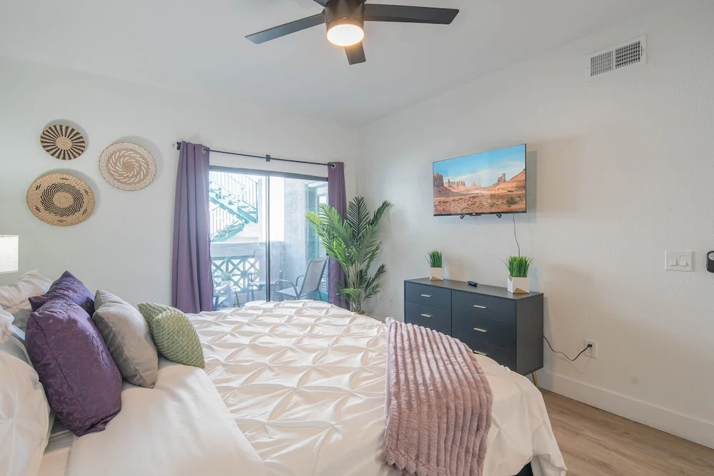 Remodeled King Bed Suite Sonoran Sunset Lounge