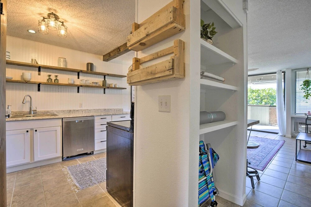 Big Island Condo w/ Pool Access: Walk to Beach!