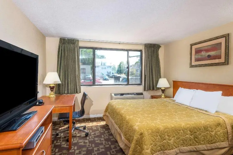 Super 8 by Wyndham Watertown/Cambridge/Boston Area