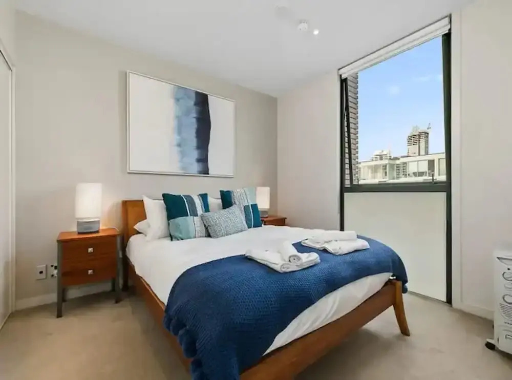 Beautiful 2BR - Pool, Gym & Parking Zodiak Stays