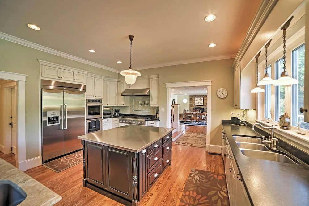 Spacious & Stunning Cleveland Getaway on 1 Acre