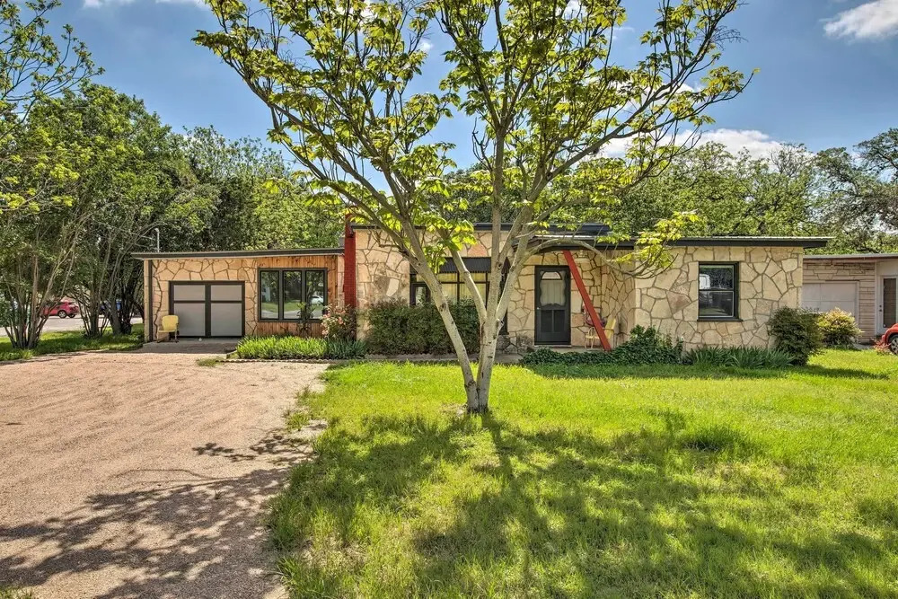 Retro Updated Blanco Abode - Steps to Main Street!