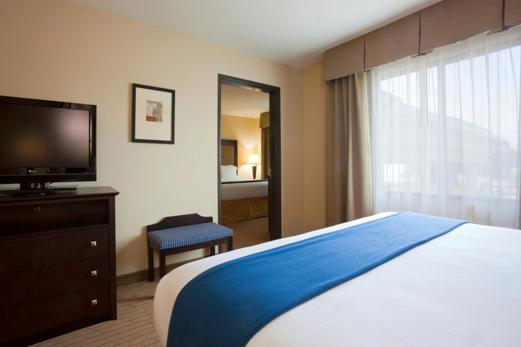 Holiday Inn Express Hotel & Suites Madison-Verona by IHG
