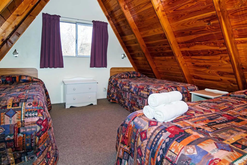 Mountain Chalets Motel