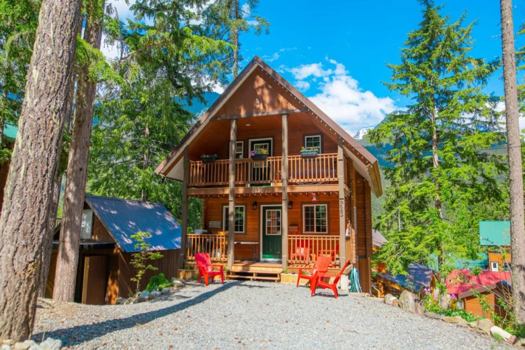 Whiskey Jack, 4 Bedroom Cabin with Outdoor Firepit