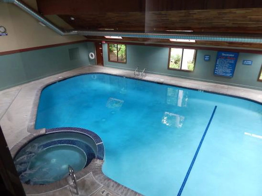 85SW Deluxe Family Condo w/ Balcony