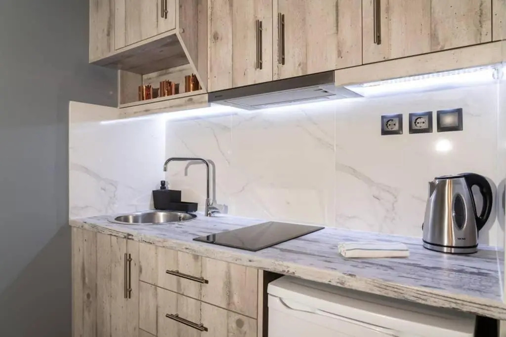 Superb suite on Aiolou street