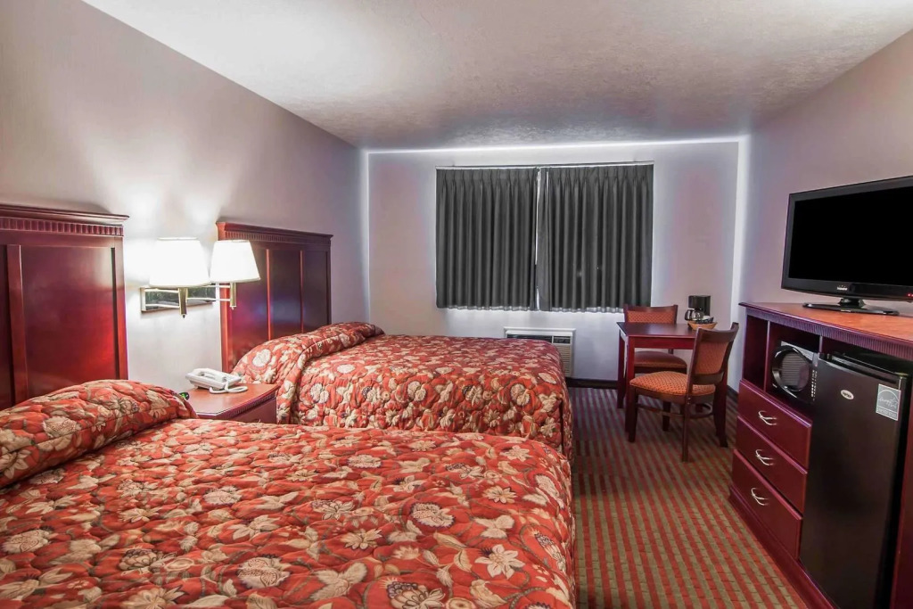Bridgeway Inn & Suites