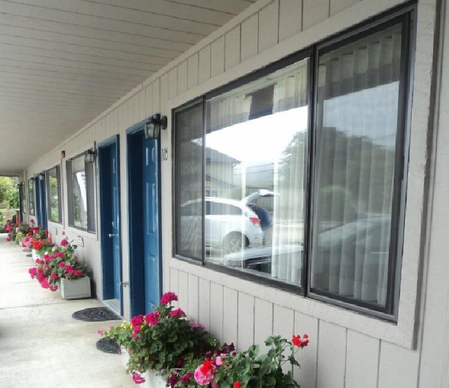 Lighthouse Cove Inn