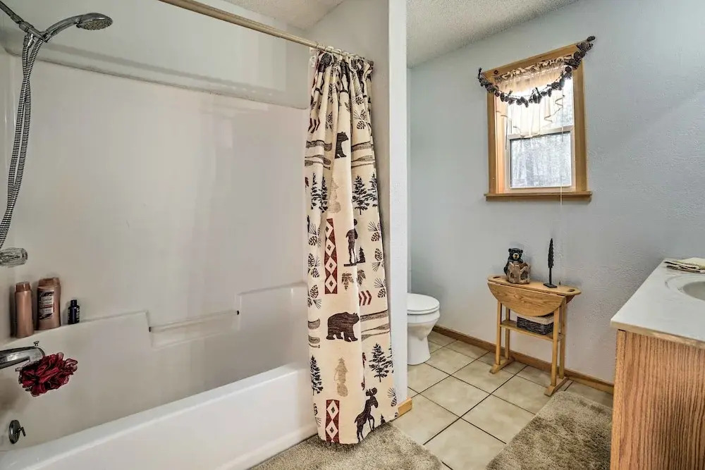 Secluded Lost Lake Cottage with Spacious Loft!