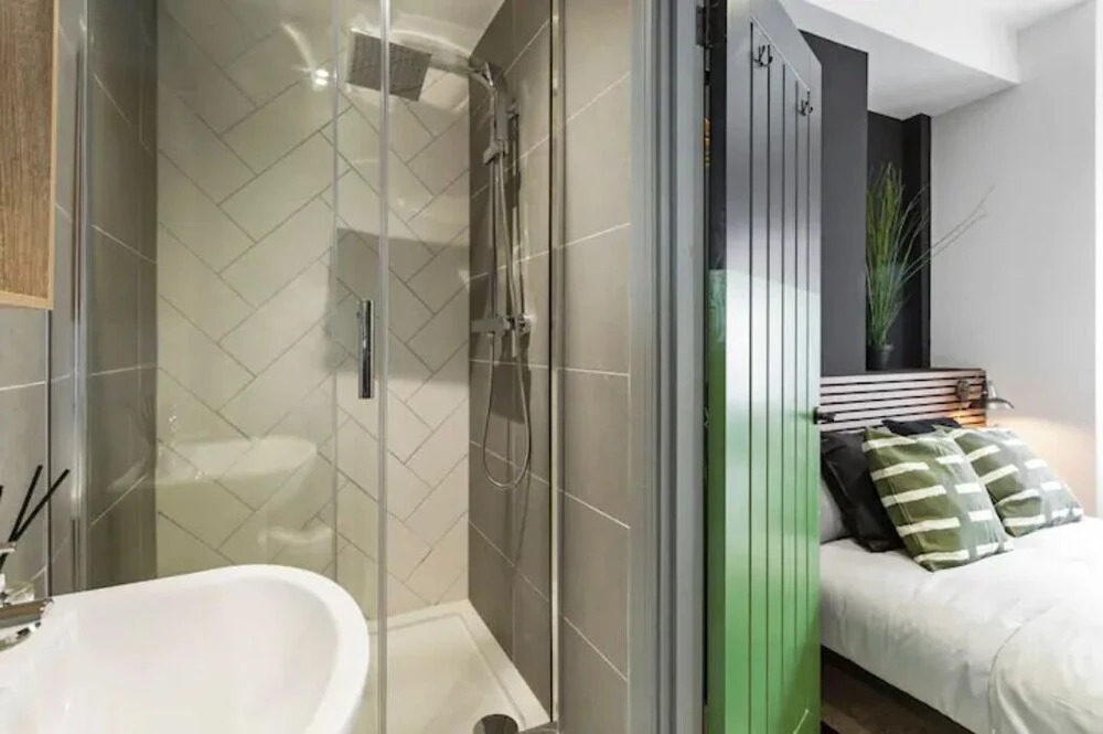 Modern & Bright 1 Bedroom Studio Apt
