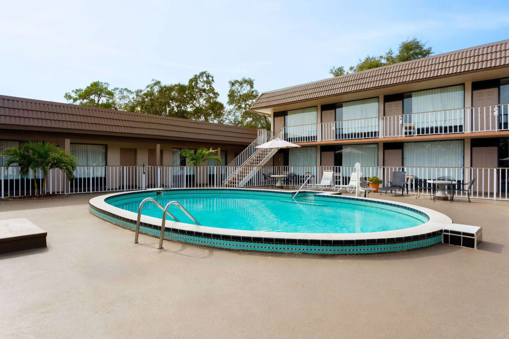 Days Inn by Wyndham St. Petersburg Central