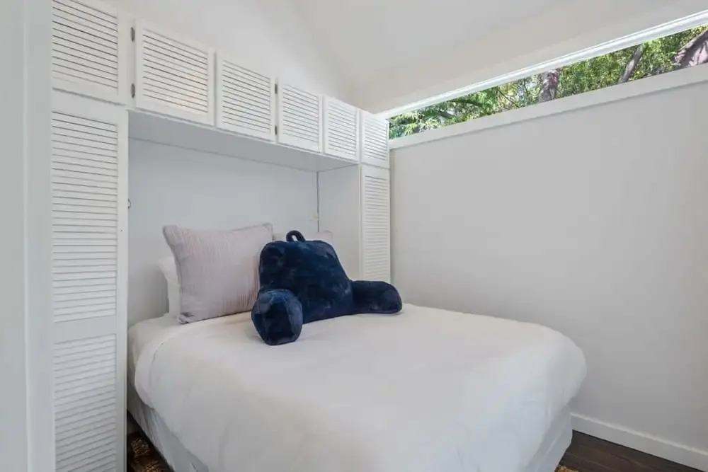 Lil Bit Adorable Conch Home on Quiet Street