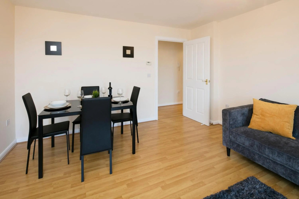 Birmingham Solihull, Short Stay Contractors HS2 NHS Medical Students Modern 2 Bed 2 Bathroom Apartment Dedicated Parking Close to NEC Coleshill