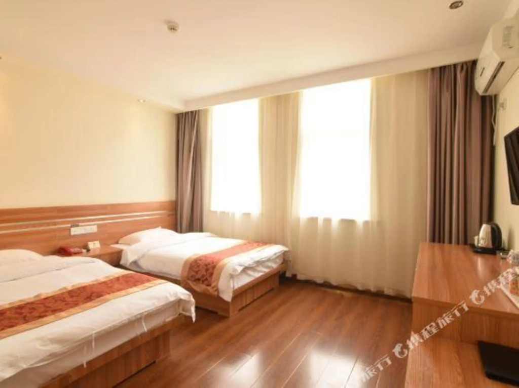 Yake Light House Hotel (Luoyang Longmen High-speed Railway Station Kaiyuan Avenue)