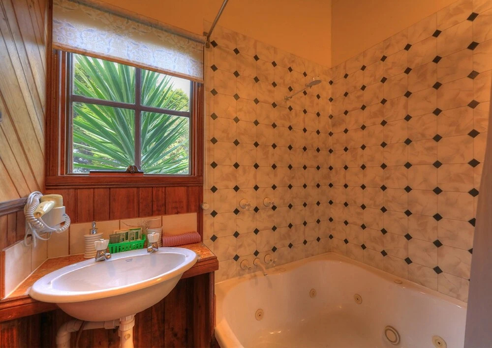 Stanley Lakeside Spa Cabins