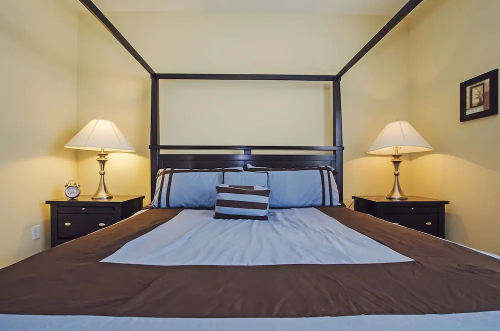 3BD 2BA Sleeps 8 Platinum RVC30203 Bedroom RHOF