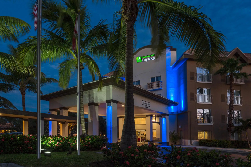 Holiday Inn Express & Suites Naples Downtown - 5th Avenue by IHG
