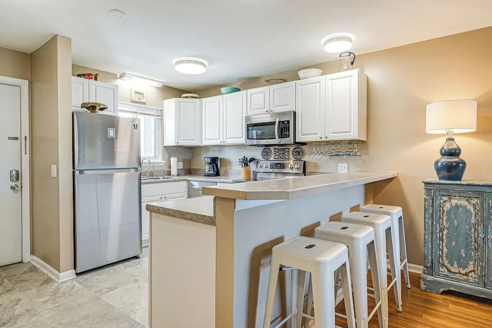 Breezy Carolina Beach Condo w/ Balcony & Pools!