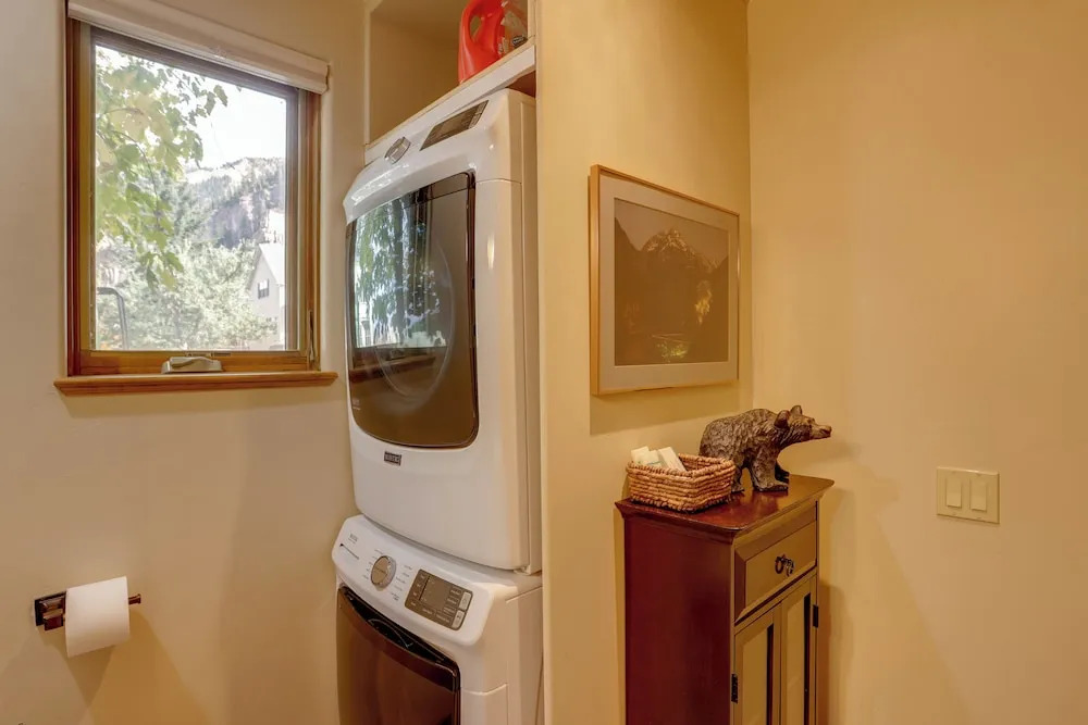 Patio & Mountain Views: Central Ouray Getaway!