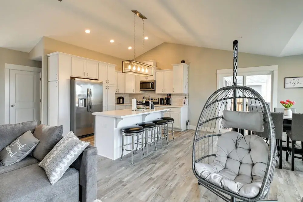 Ocean Shores Home w/ Game Room - Walk to Beaches