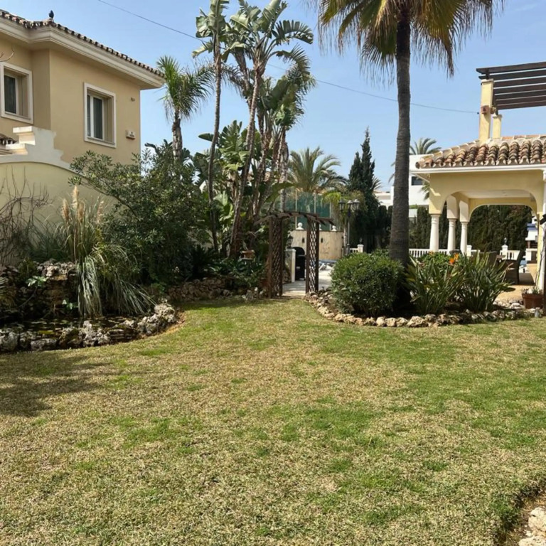 Beautiful villa 30 meters from the beach fantastic sea views