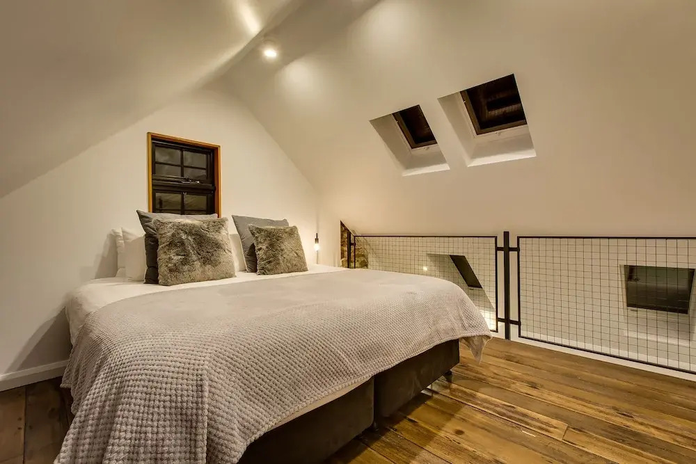 White Room Apartments