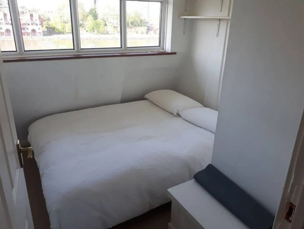 2 Bedroom Flat Near The River Thames