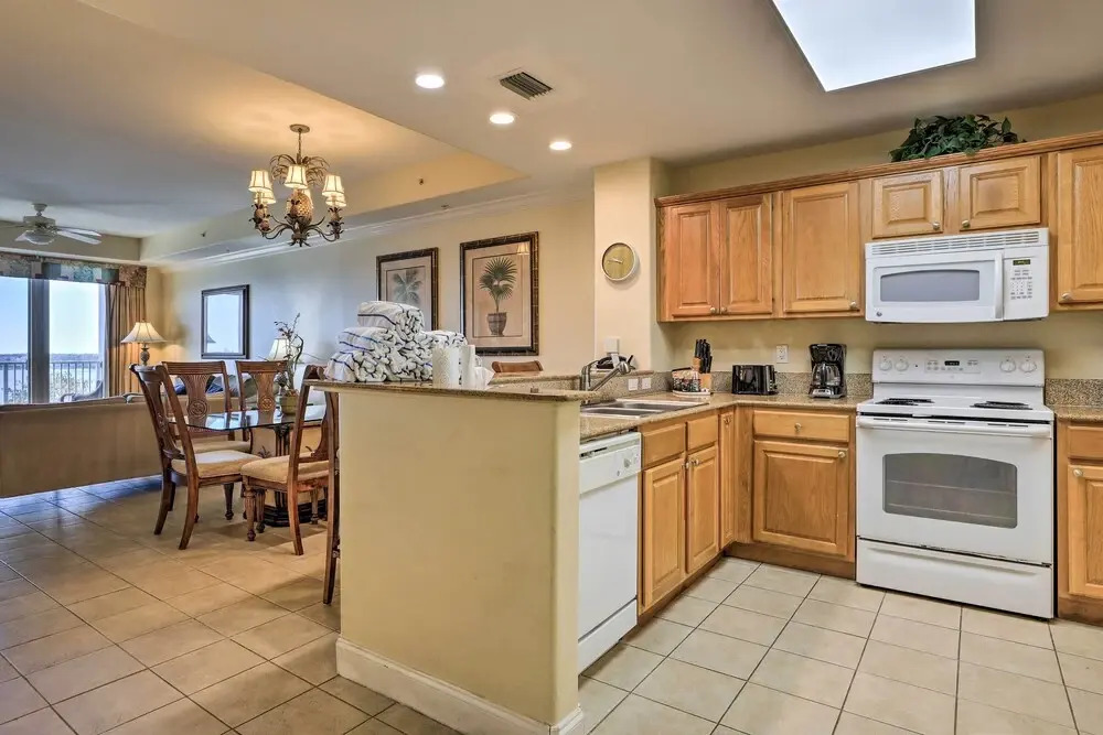 1 Mi to Disney: Lakefront Condo w/ Pool Access!