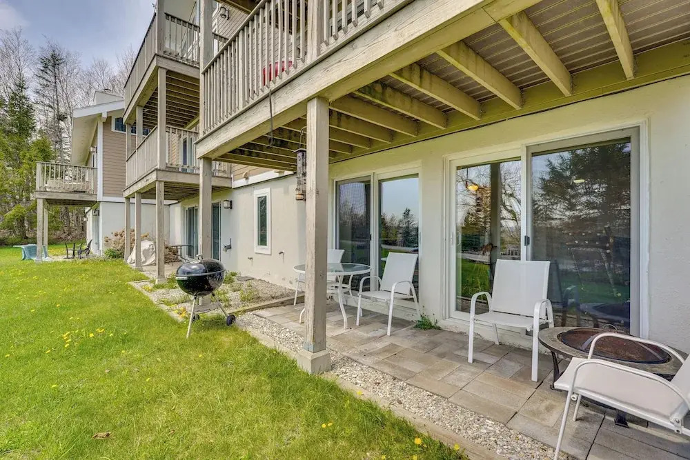 Ski-in/ski-out Bromley Mtn Condo: Wood Fireplace!