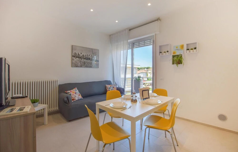 Stunning Apartment in Lido di Camaiore With Wifi and 2 Bedrooms