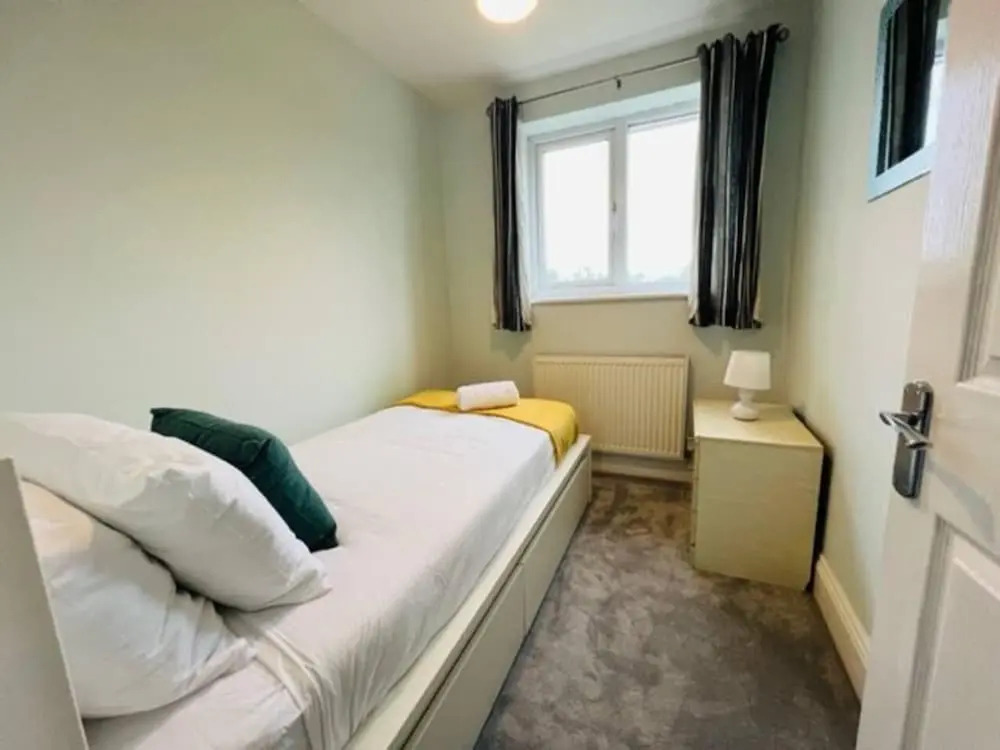 4 Bed House - Sleeps 9 - Garden - Parking - Wifi